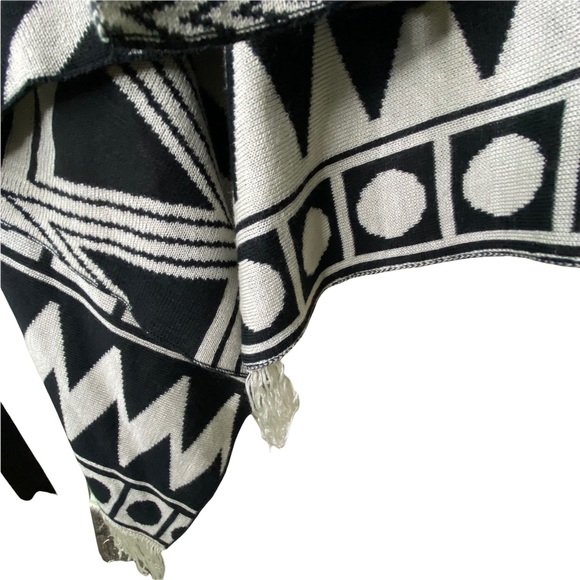 Trendy Geometrical Shrug Size Small for Women, warm and cozy - Picture 7 of 7